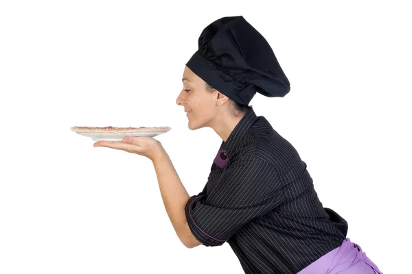 Mulher cozinheira bonita cheirando pizza de presunto — Fotografia de Stock