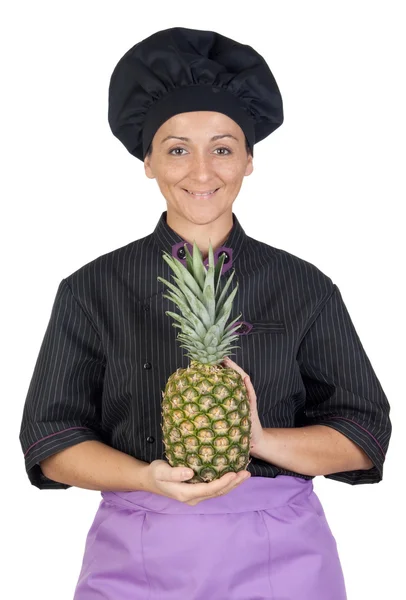 Bella donna cuoca con ananas — Foto Stock