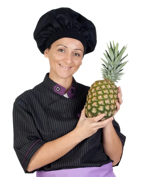 Bella donna cuoca con ananas — Foto Stock