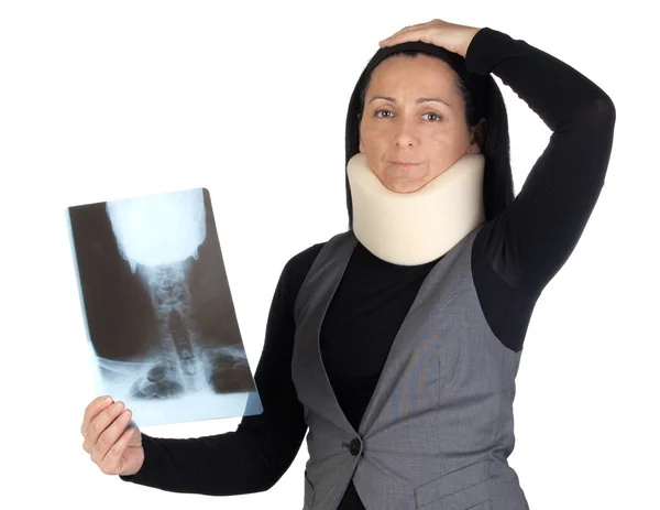Vrouw met cervicale kraag en radiografie — Stockfoto
