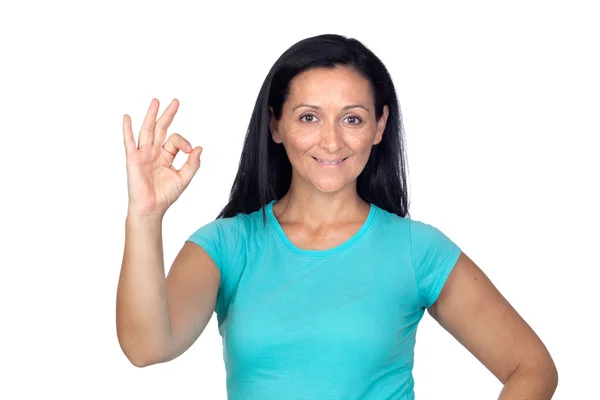 Urocza kobieta z niebieski t-shirt mówiąc ok — Zdjęcie stockowe