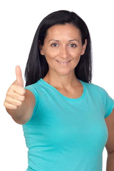 Αξιολάτρευτο γυναίκα με μπλε t-shirt λέγοντας εντάξει — Φωτογραφία Αρχείου