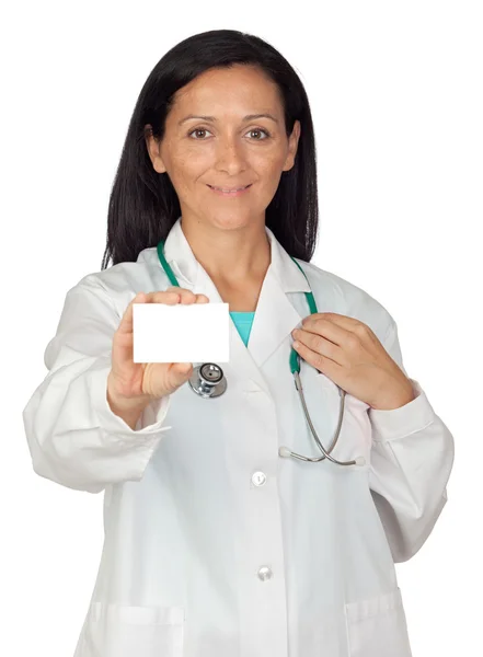 Brunette lääkäri tyhjällä kortilla (Focus on card ) — kuvapankkivalokuva