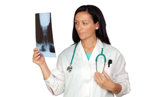 Seriöser Arzt sucht eine Röntgenaufnahme — Stockfoto