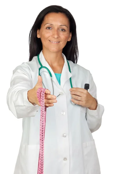 Bedårande läkare erbjuder ett måttband — Stockfoto