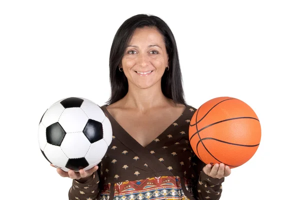 Приваблива дівчина з футболом і кошиком м'яч — стокове фото