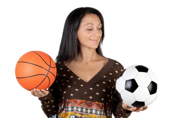 Ελκυστικό κορίτσι με μπάλα ποδοσφαίρου και καλάθι — Φωτογραφία Αρχείου