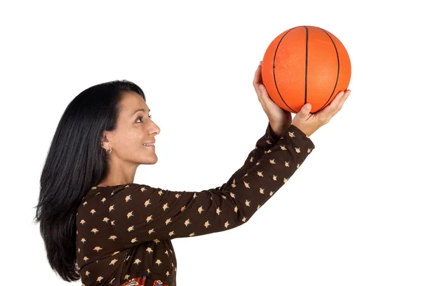 Привлекательная девушка стреляющая в баскетбол — стоковое фото