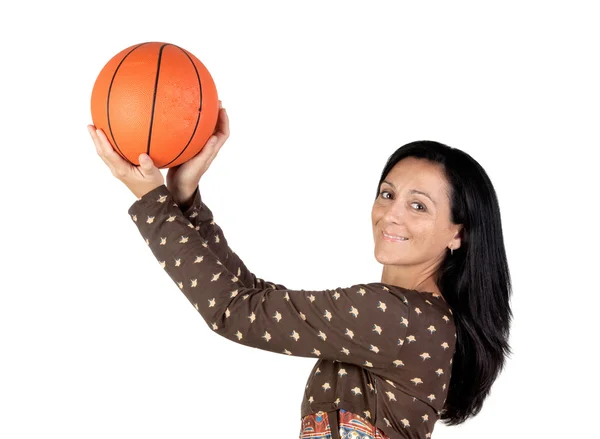 Menina atraente atirando basquete — Fotografia de Stock