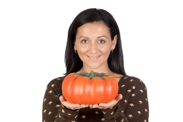 Aantrekkelijk meisje met een grote pompoen — Stockfoto