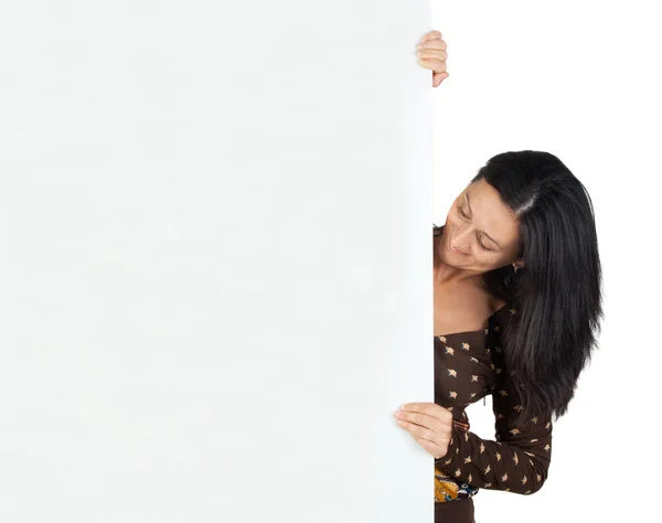 Attraktives Mädchen mit leerem Poster — Stockfoto