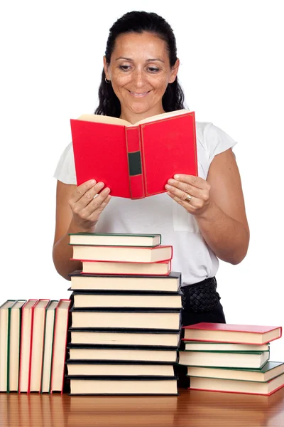 Привлекательная женщина читает в библиотеке — стоковое фото