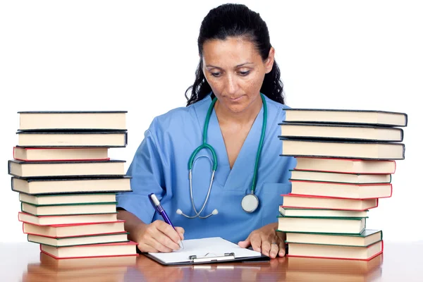Donna medico attraente con molti libri di scrittura — Foto Stock