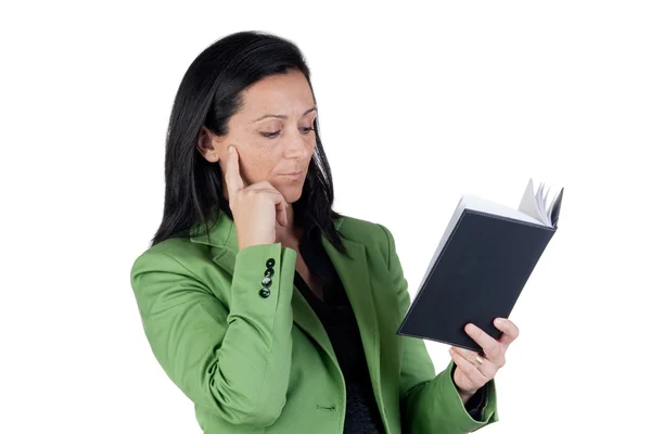 Geschäftsfrau liest Tagebuch — Stockfoto