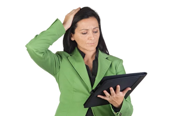 Mujer de negocios preocupada leyendo — Foto de Stock