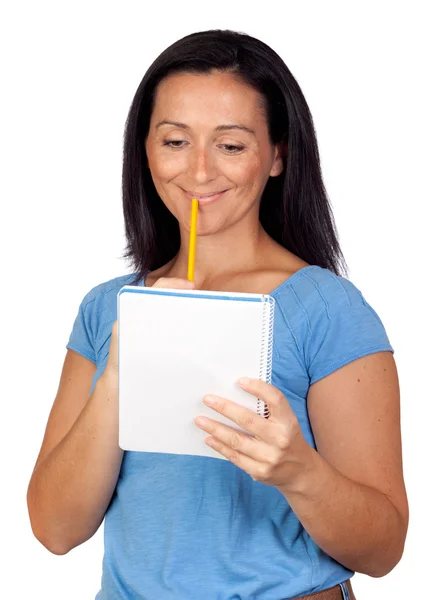 Brünette Frau schaut in ein Notizbuch — Stockfoto