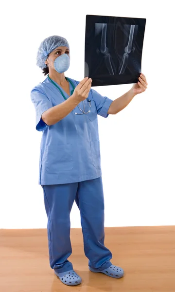 Kobieta lekarz odrobina radiografii — Zdjęcie stockowe