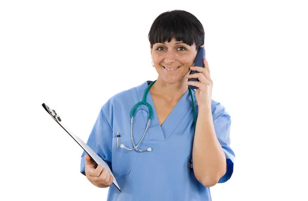 Γυναικείος γιατρός μιλώντας μέσω τηλεφώνου — Φωτογραφία Αρχείου