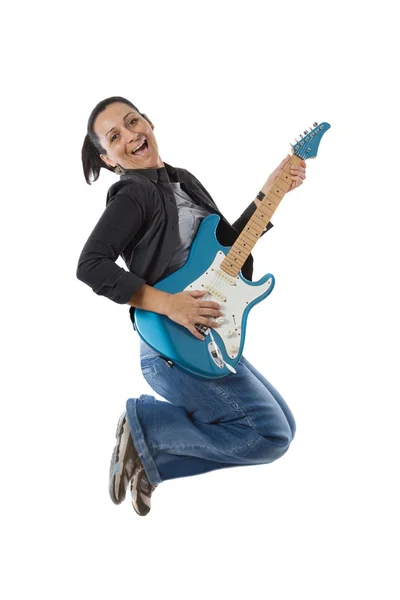 Жінка стрибає з гітарою — стокове фото