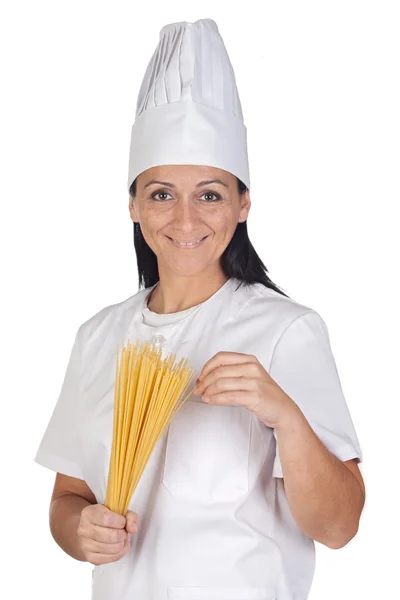 Linda chica cocinera con espaguetis largos —  Fotos de Stock