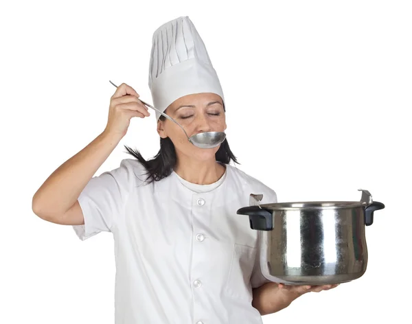 Красивая девушка-повар тестирует еду — стоковое фото