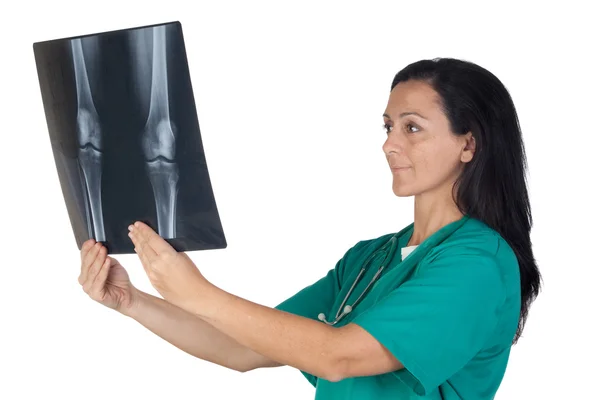 Счастливая женщина врач с рентгенографией — стоковое фото