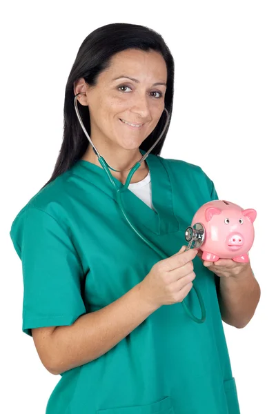 Attraktiva läkare utföra en läkarundersökning rosa piggy-ba — Stockfoto