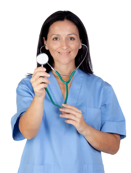 Médico morena atraente com um estetoscópio — Fotografia de Stock