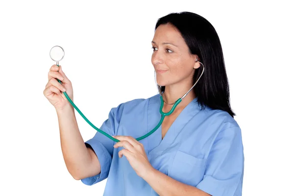 Attrayant brunette médecin avec un stéthoscope — Photo