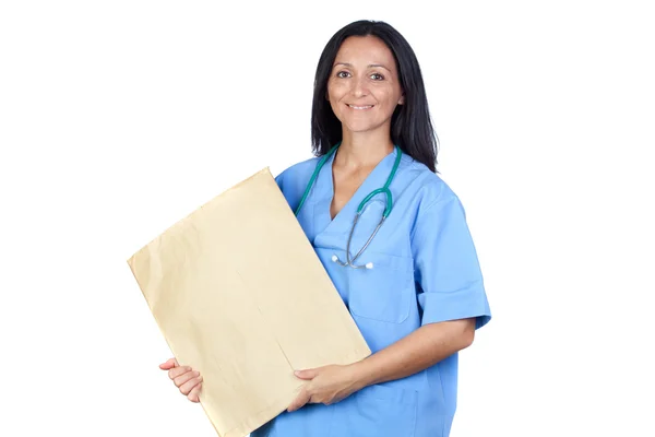 Bruneta lékaře s velkou obálku — Stock fotografie