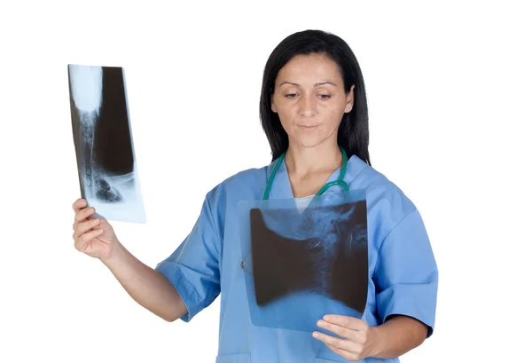 Radiólogo atractivo mira radiografía — Foto de Stock