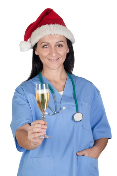 Привлекательная женщина-врач с рождественской чашкой — стоковое фото