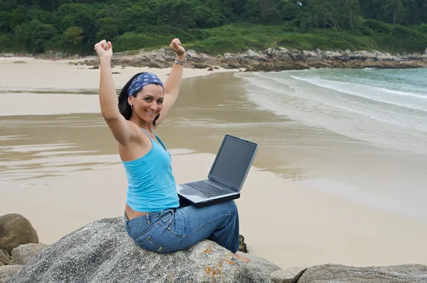 Dizüstü bilgisayar ile başarılı bir iş kadını — Stok fotoğraf
