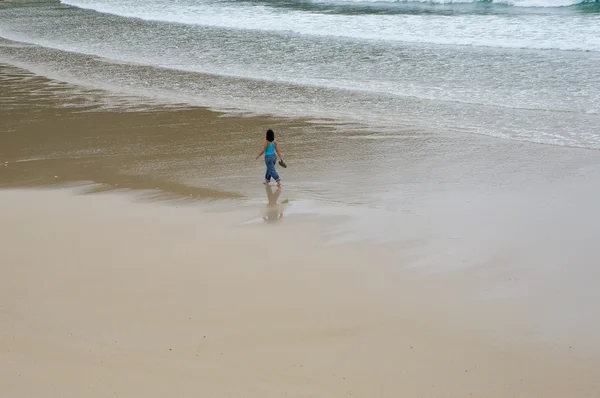 Séta a tengerparton a gyönyörű lány — Stock Fotó