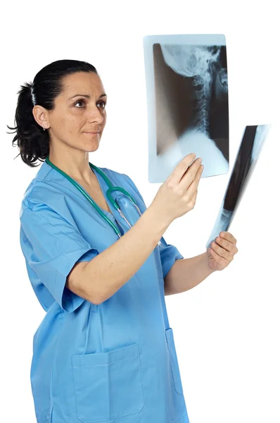 Médico examinando uma radiografia — Fotografia de Stock