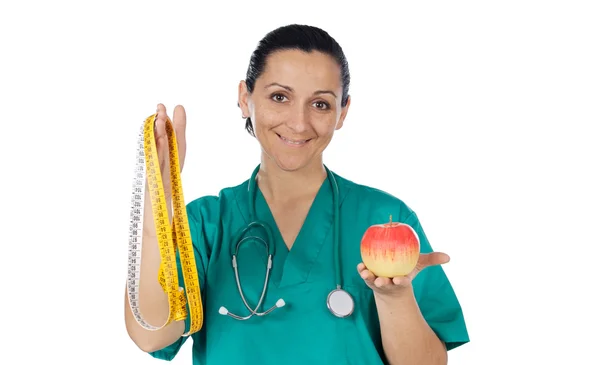 Красивая женщина-врач с яблоком — стоковое фото