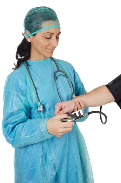 Médico examinando um paciente — Fotografia de Stock