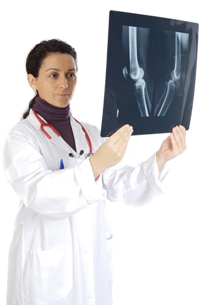 Lékař zkoumá rentgenové snímky — Stock fotografie