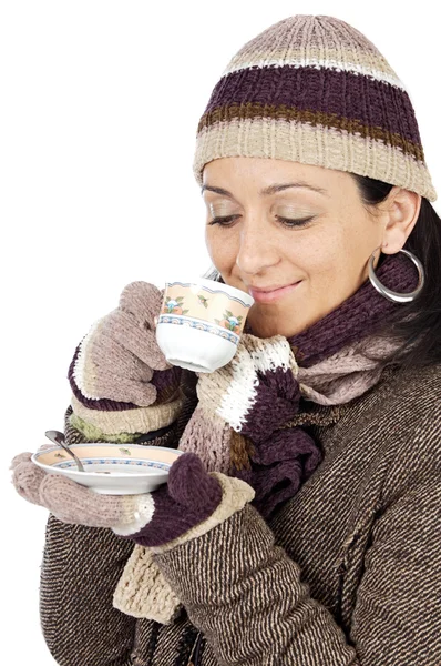 Attraktive Dame behütet für den Winter eine Teetasse trinkend — Stockfoto