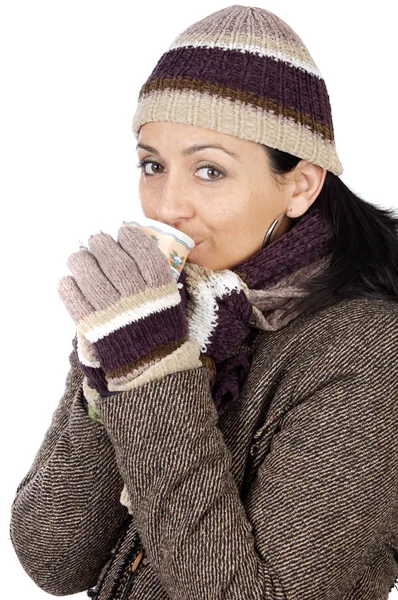 Atractiva dama protegida para el invierno bebiendo una taza de té — Foto de Stock