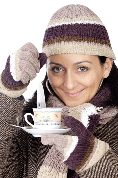 Aantrekkelijke dame beschut voor de winter drinken een kopje thee — Stockfoto