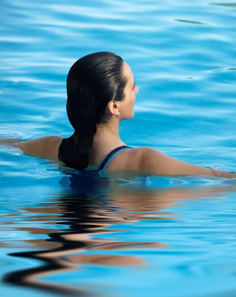 Mulher em uma piscina — Fotografia de Stock