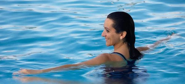 Mulher em uma piscina — Fotografia de Stock