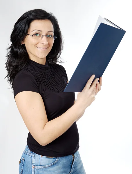 Привлекательная леди, читающая книгу — стоковое фото