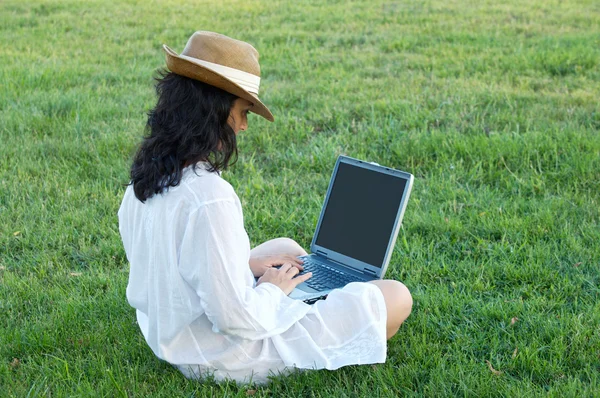Kobieta z komputerem — Zdjęcie stockowe