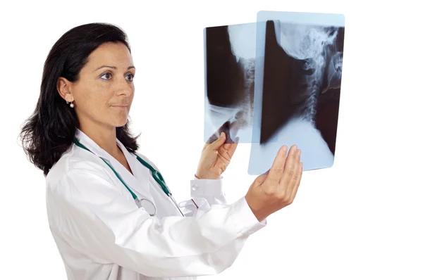 Läkaren undersöker en röntgenbilder — Stockfoto
