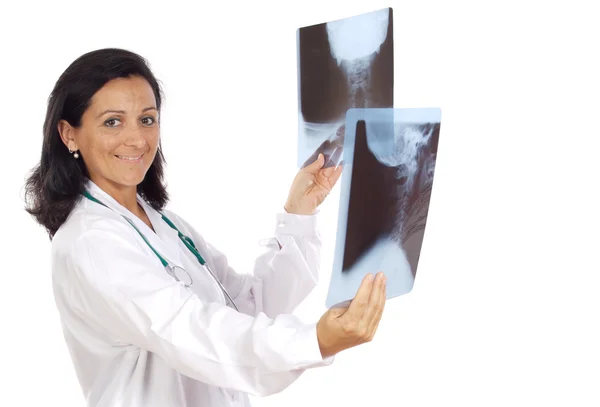 Доктор анализирует рентгенографию — стоковое фото