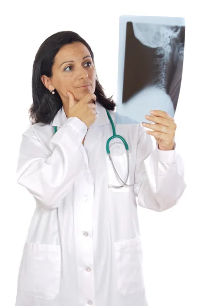 Γιατρός εξετάζει μια ακτινογραφίες — Φωτογραφία Αρχείου