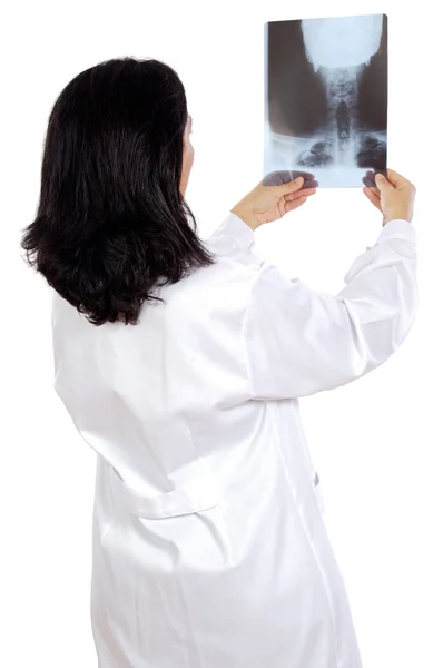 Orvos megvizsgálja a röntgenképek — Stock Fotó