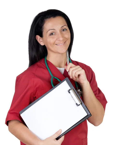 Médico feliz mulher com prancheta em branco pensando — Fotografia de Stock